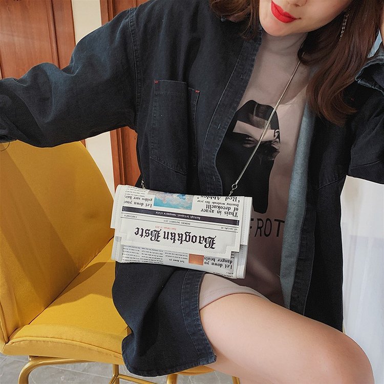 Newspapers modeling day clutch - Flap Bag Envelope incelemesi ve fiyatı